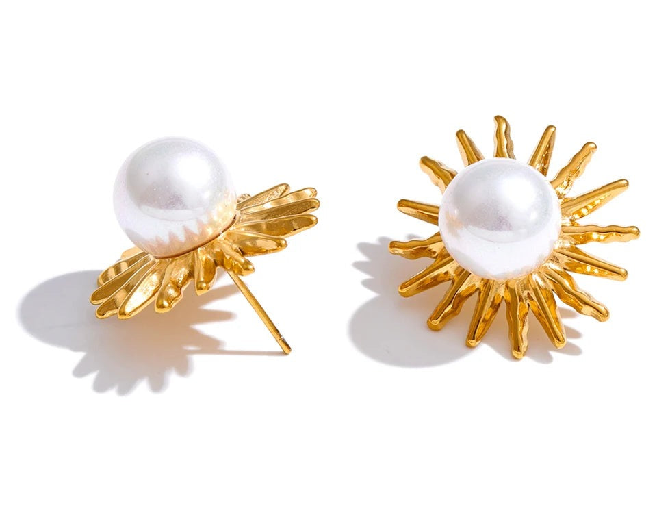 Pearl flower geometric earrings in gold-plated stainless steel with pearl.