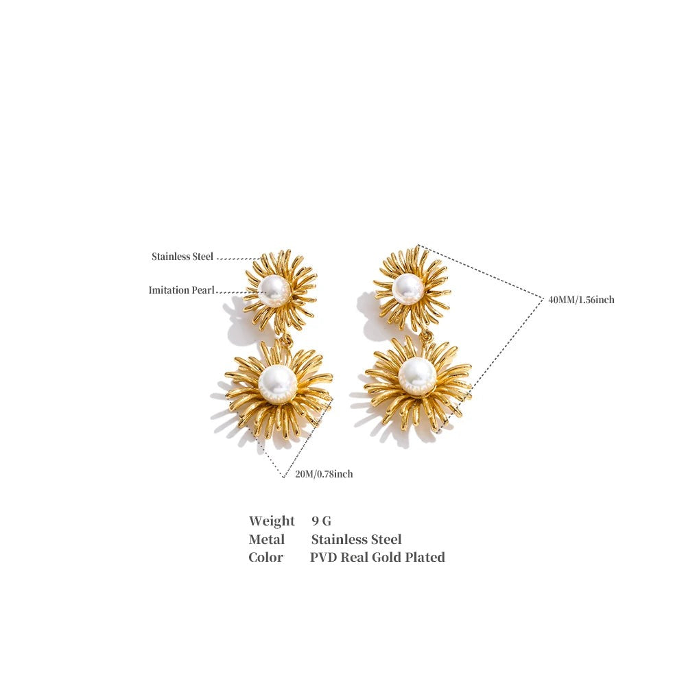 Pearl flower earrings in gold-plated stainless steel with pearl.