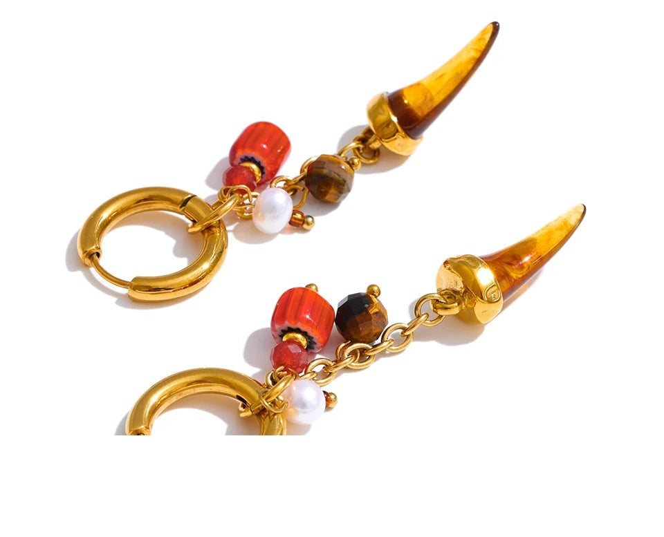 Resin geometric earrings in gold-plated stainless steel with resin.