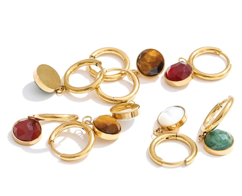Red natural stone geometric earrings in gold-plated stainless steel with natural stone.