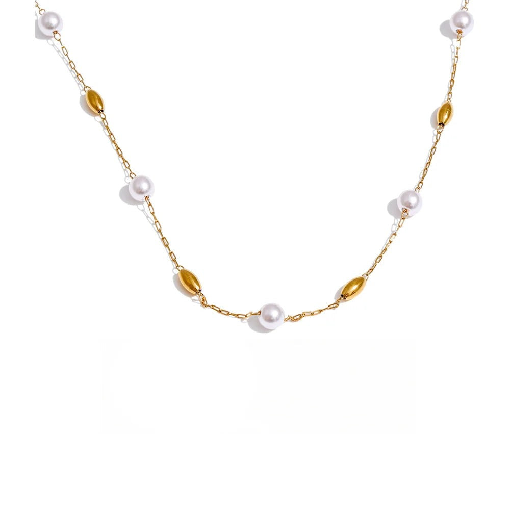 Gold-plated stainless steel necklace with pearls.