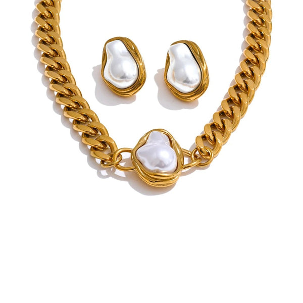 Gold-plated stainless steel earrings with pearls.