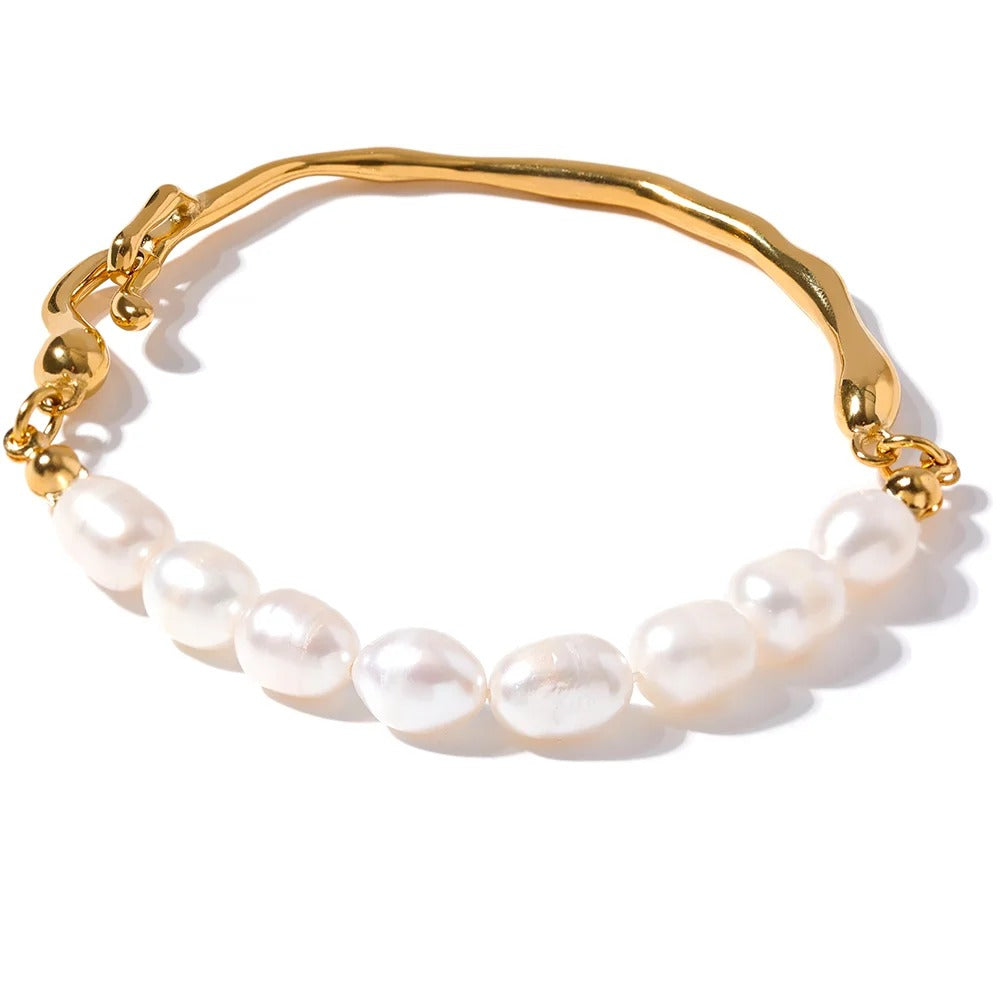 Gold-plated bracelet with pearls.