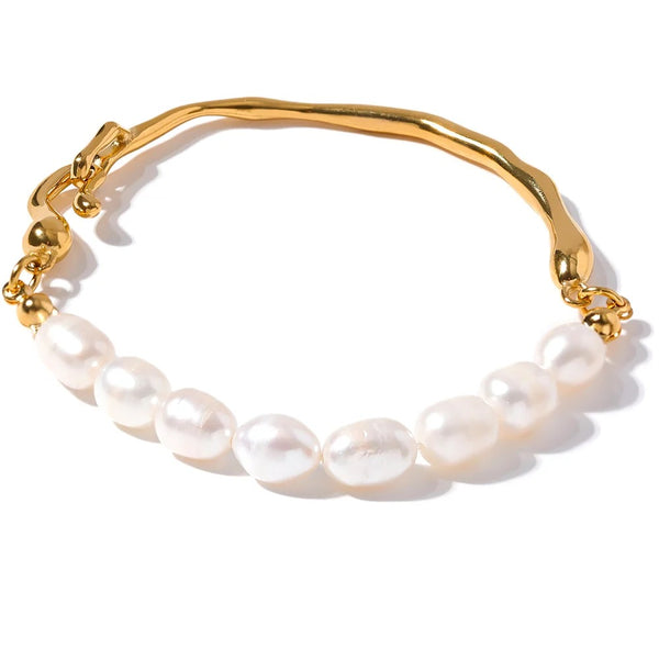 Gold-plated bracelet with pearls.