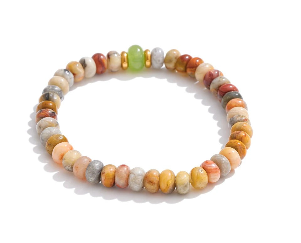 Natural stone beaded geometric necklace in gold-plated stainless steel with natural stone.