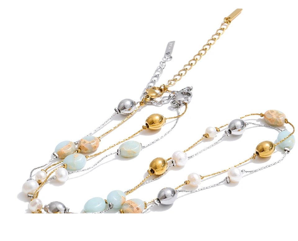 Pearl natural stone beaded necklace in gold-plated stainless steel with pearl and natural stone.