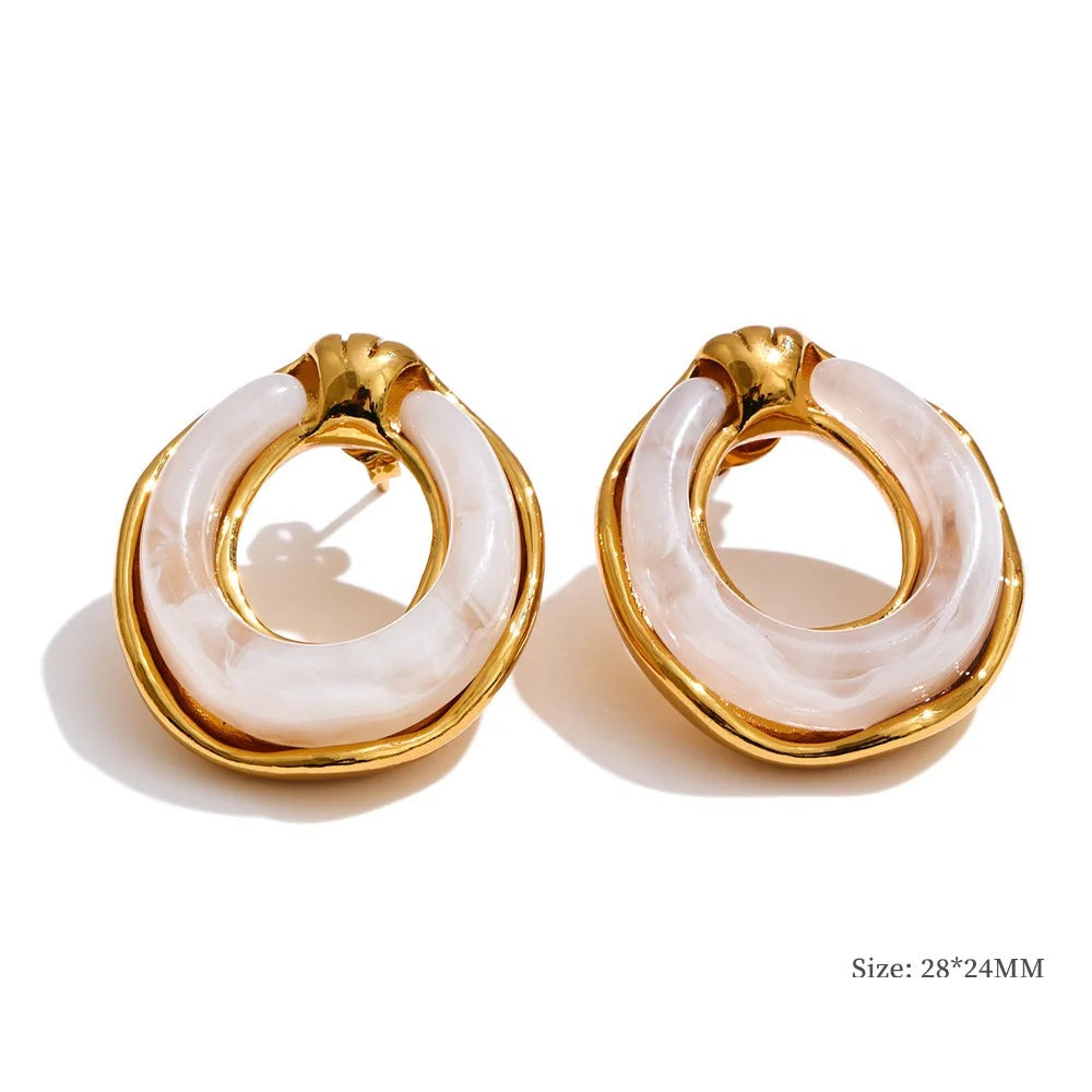 Resin multi-color geometric earrings in gold-plated stainless steel with resin.