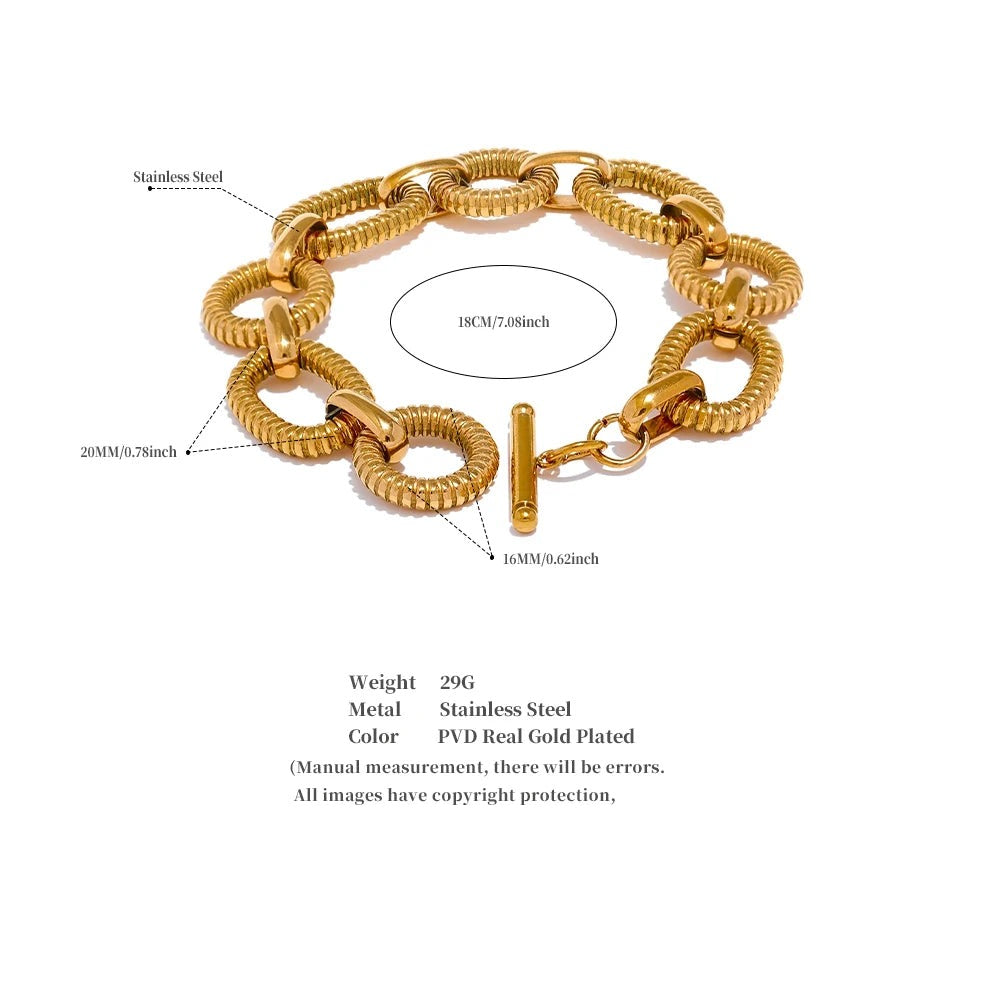 Hammered geometric chain necklace in gold-plated 316L stainless steel.