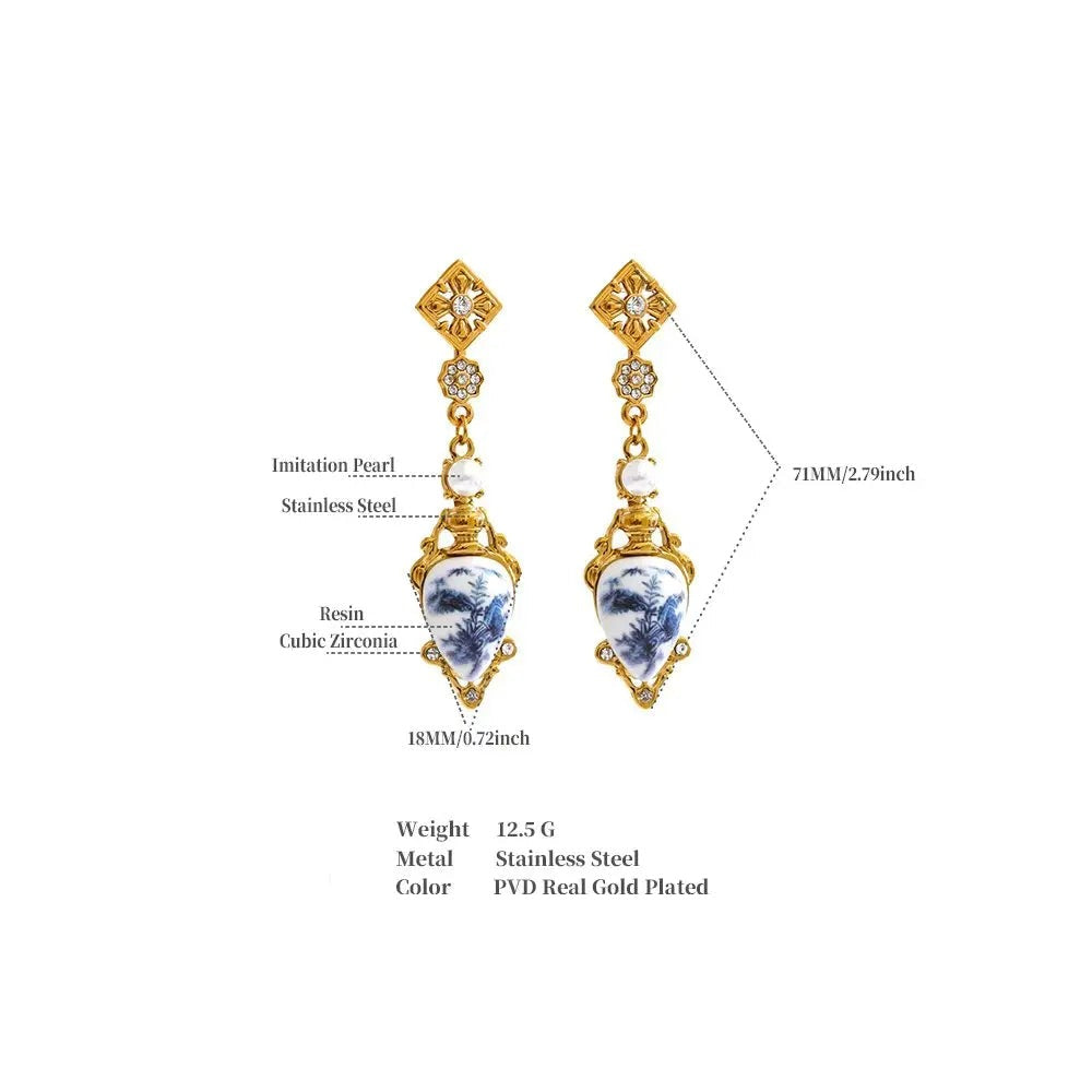 Resin flower geometric earrings in gold-plated stainless steel with resin.