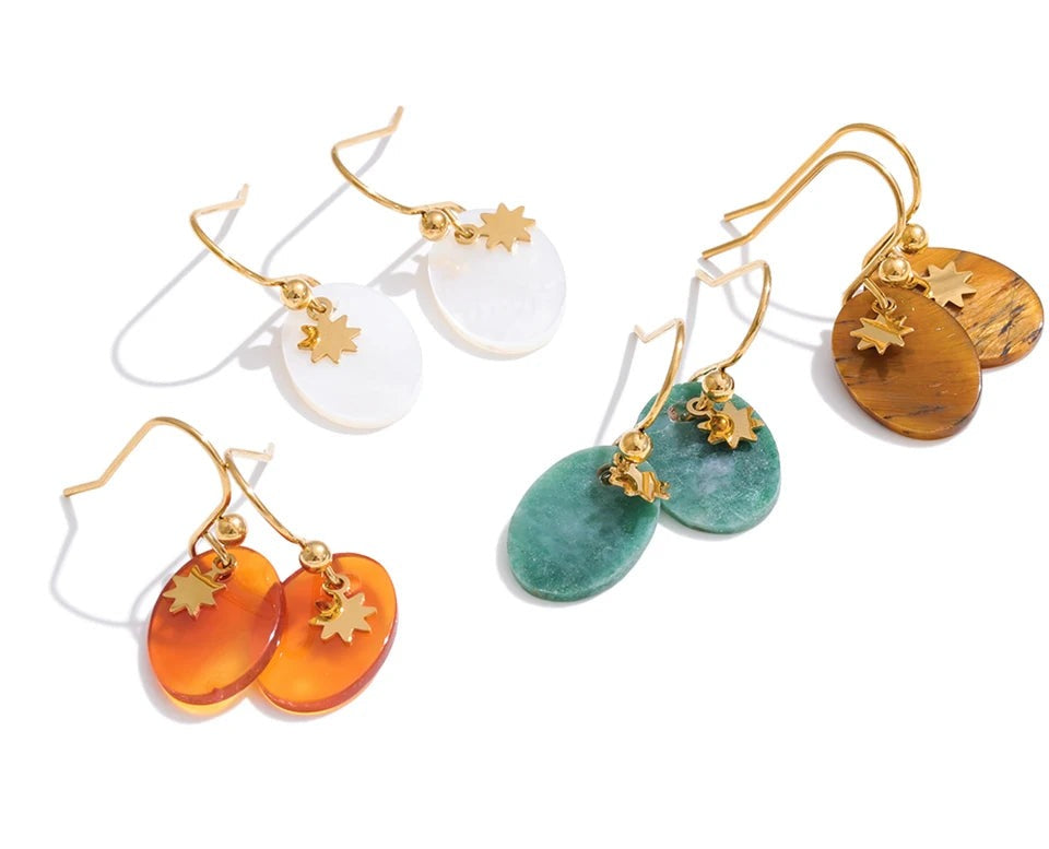 Natural stone geometric earrings in gold-plated stainless steel with natural stone.