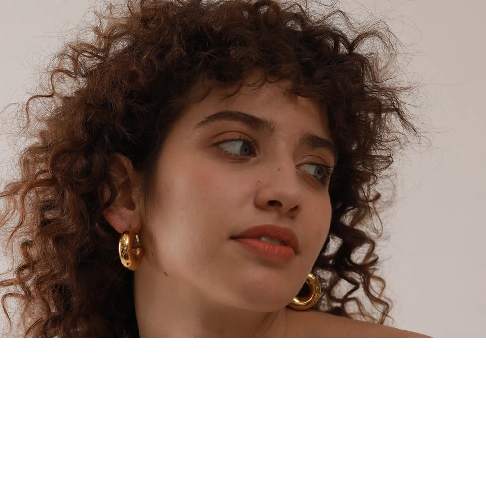 Minimalist geometric earrings in gold-plated stainless steel.