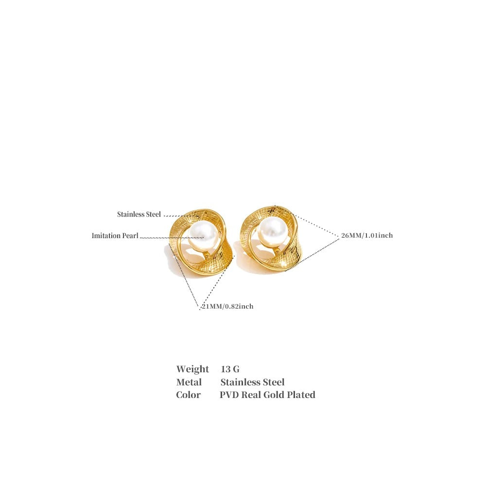 Pearl geometric earrings in gold-plated stainless steel with pearl.