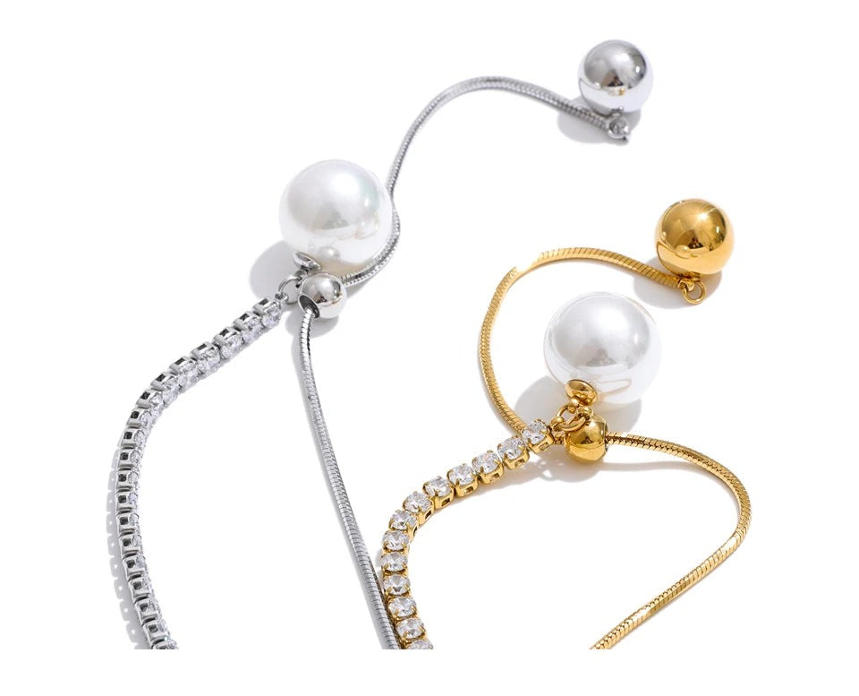 Cubic zirconia pearl geometric necklace in gold-plated stainless steel with pearl and cubic zirconia.