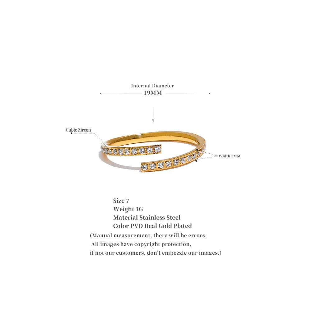 Cubic zirconia minimalist geometric ring in gold-plated stainless steel with cubic zirconia.