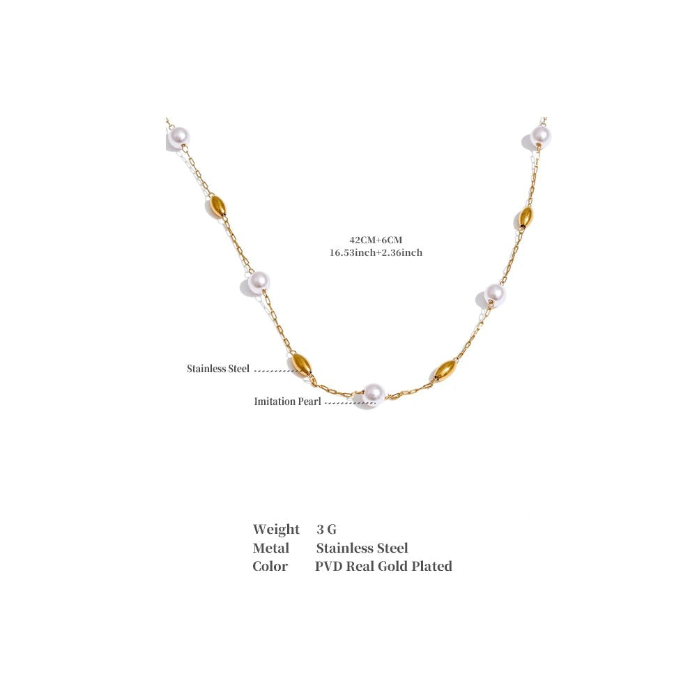 Pearl beaded geometric necklace in gold-plated stainless steel with pearl.