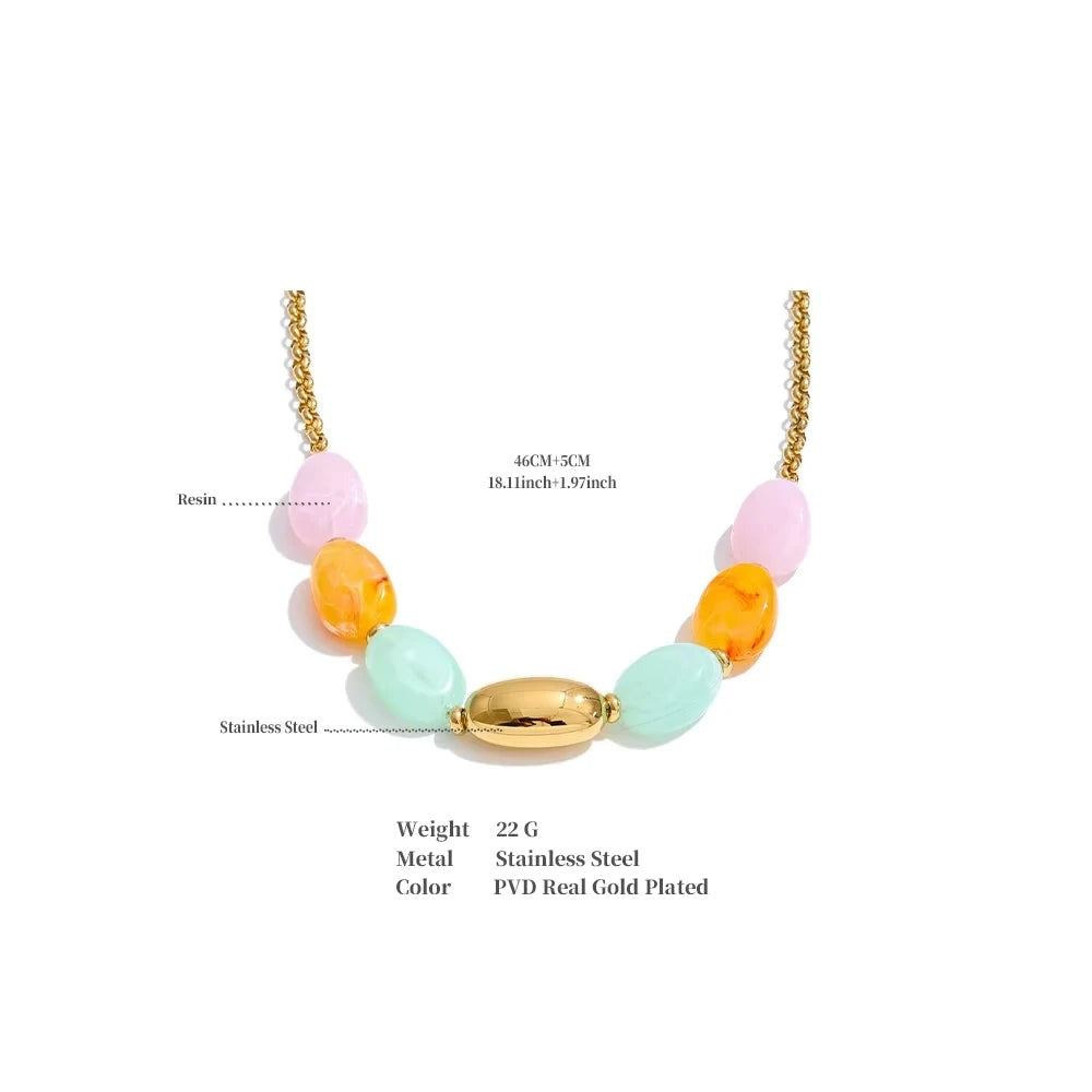 Resin natural stone geometric necklace in gold-plated stainless steel with natural stone and resin.