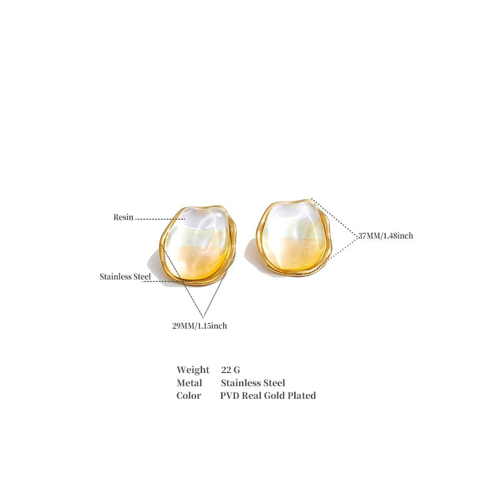 Resin multi-color geometric earrings in gold-plated stainless steel with resin.