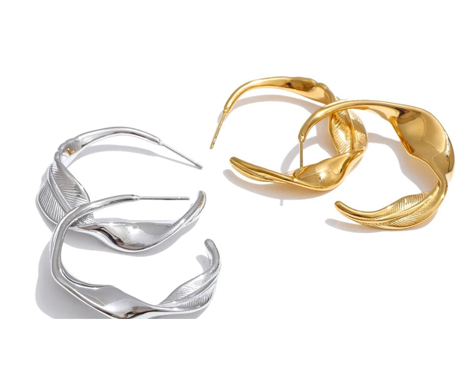 Geometric earrings in gold-plated stainless steel.