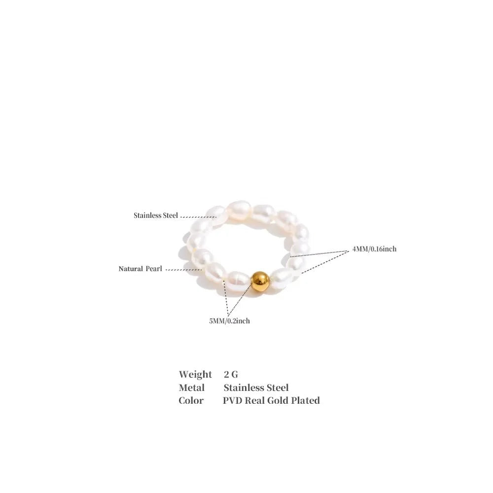 Freshwater pearl geometric ring in 18K gold-plated stainless steel with freshwater pearl.