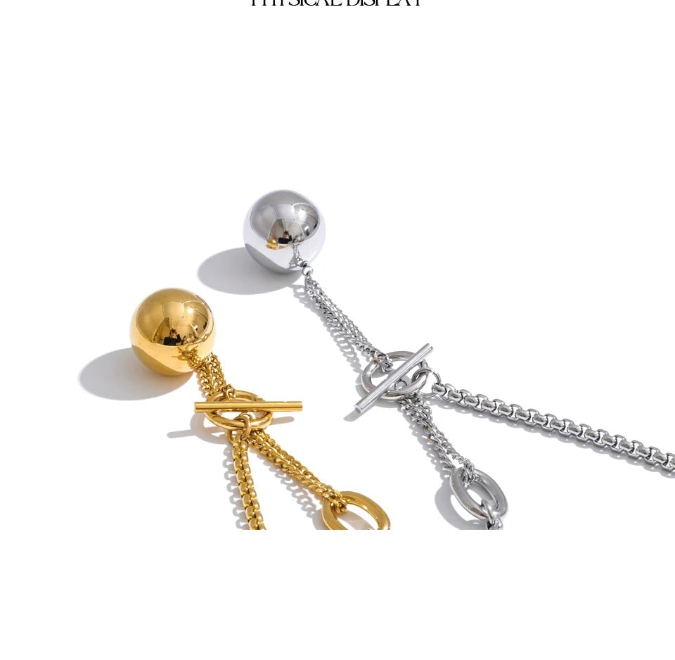 Geometric necklace in gold-plated stainless steel.
