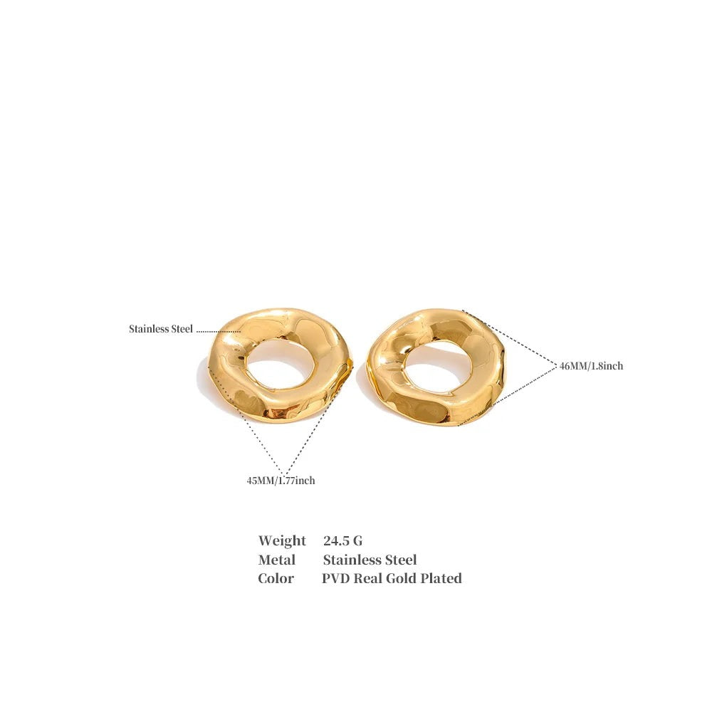 Minimalist geometric earrings in gold-plated stainless steel.