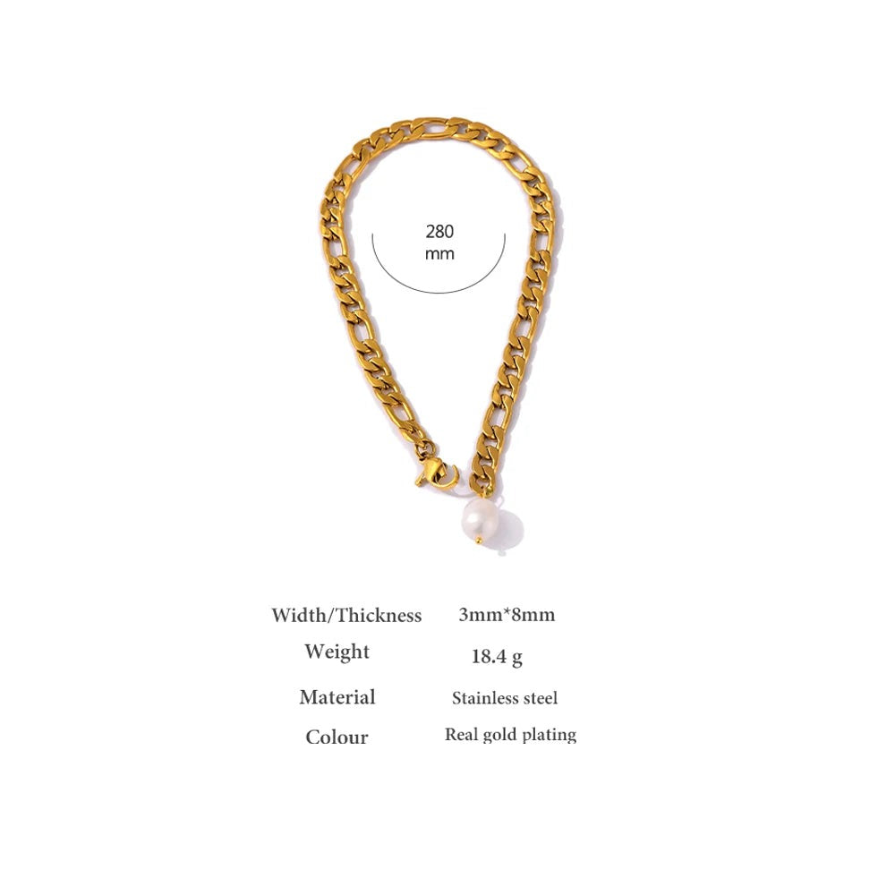 Freshwater pearl geometric chain necklace in gold-plated 316L stainless steel with freshwater pearl.