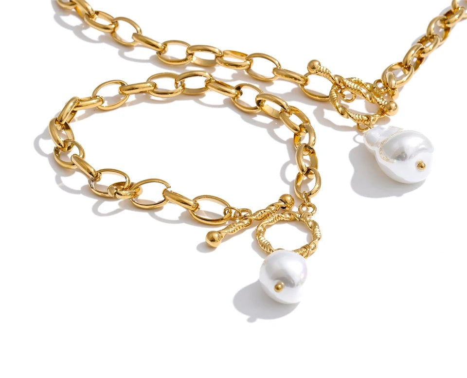 Pearl geometric necklace in gold-plated stainless steel with pearl.