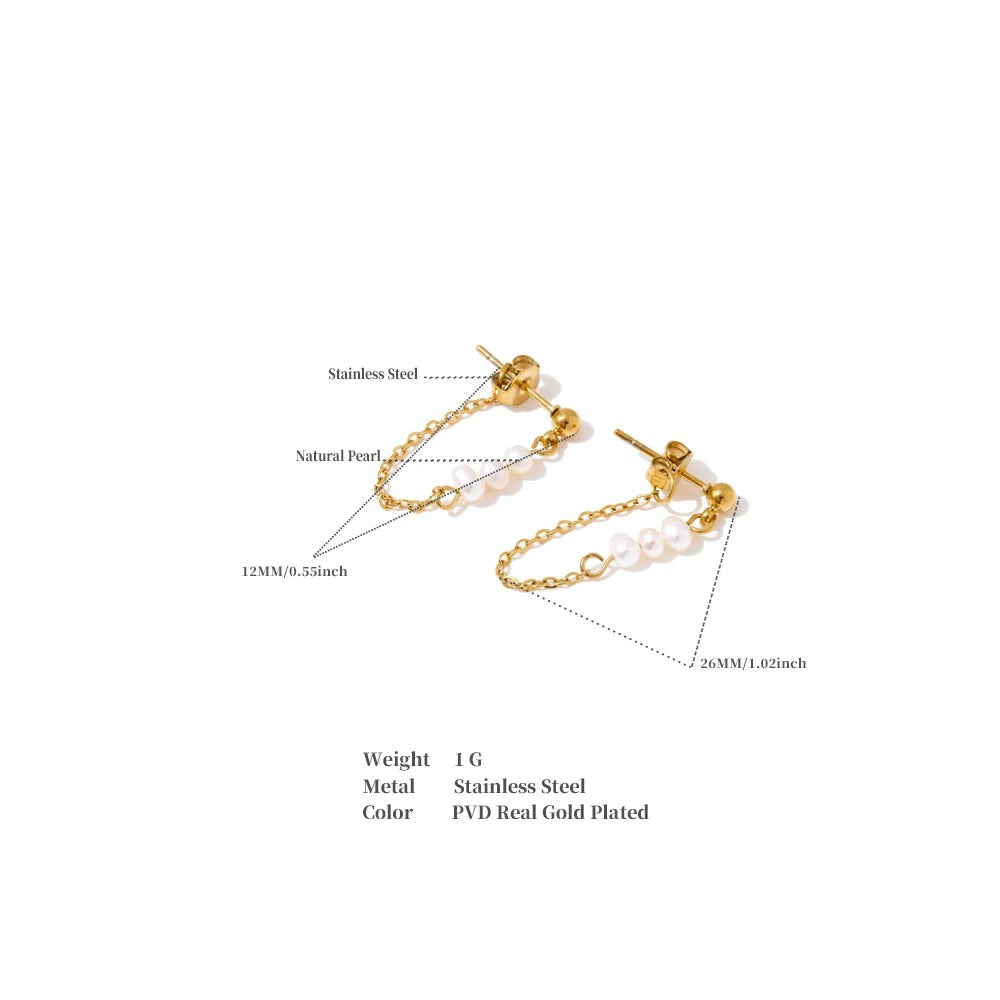 Freshwater pearl geometric chain earrings in gold-plated stainless steel with freshwater pearl.
