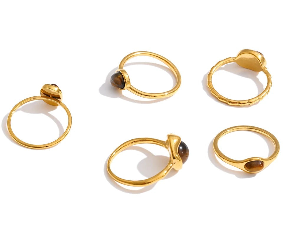 Natural stone geometric ring in 18K gold-plated stainless steel with natural stone.