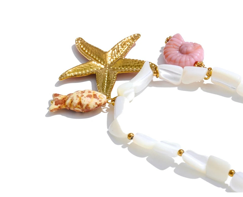 Shell star chain necklace in gold-plated stainless steel with shell.
