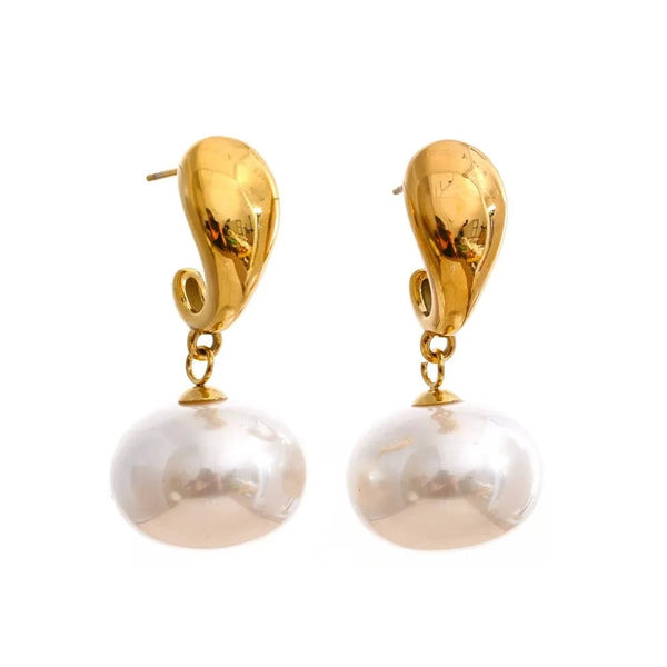 Gold-plated stainless steel earrings with pearls.