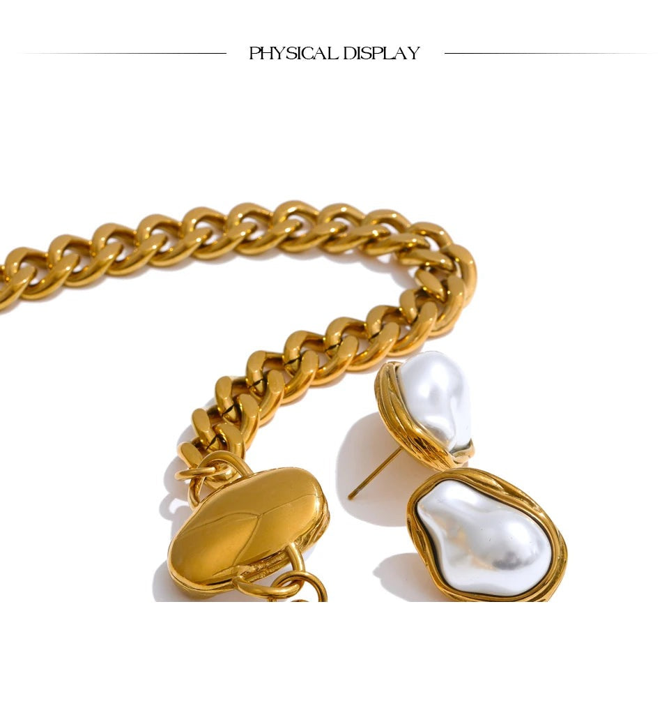 Pearl geometric chain earrings in gold-plated stainless steel with pearl.