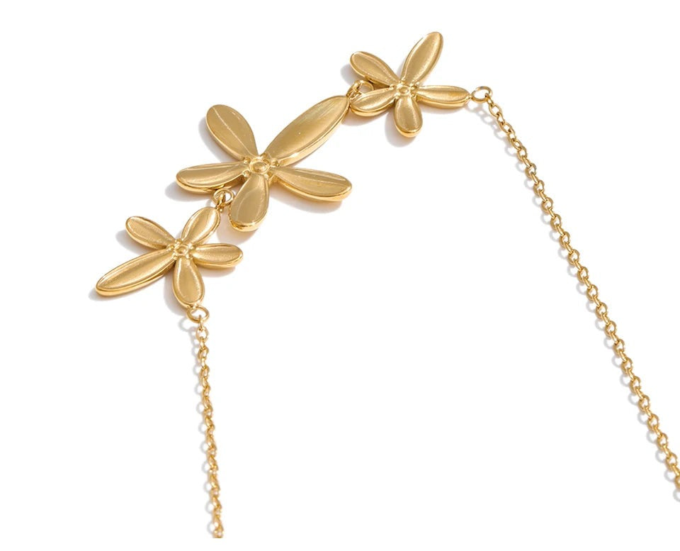 Cubic zirconia flower necklace in gold-plated stainless steel with cubic zirconia.