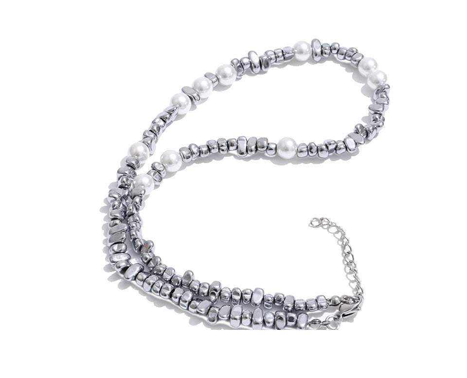 Pearl beaded geometric necklace in gold-plated stainless steel with pearl.