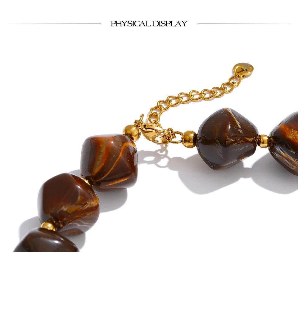 Resin acrylic heart necklace in gold-plated stainless steel with resin and acrylic.