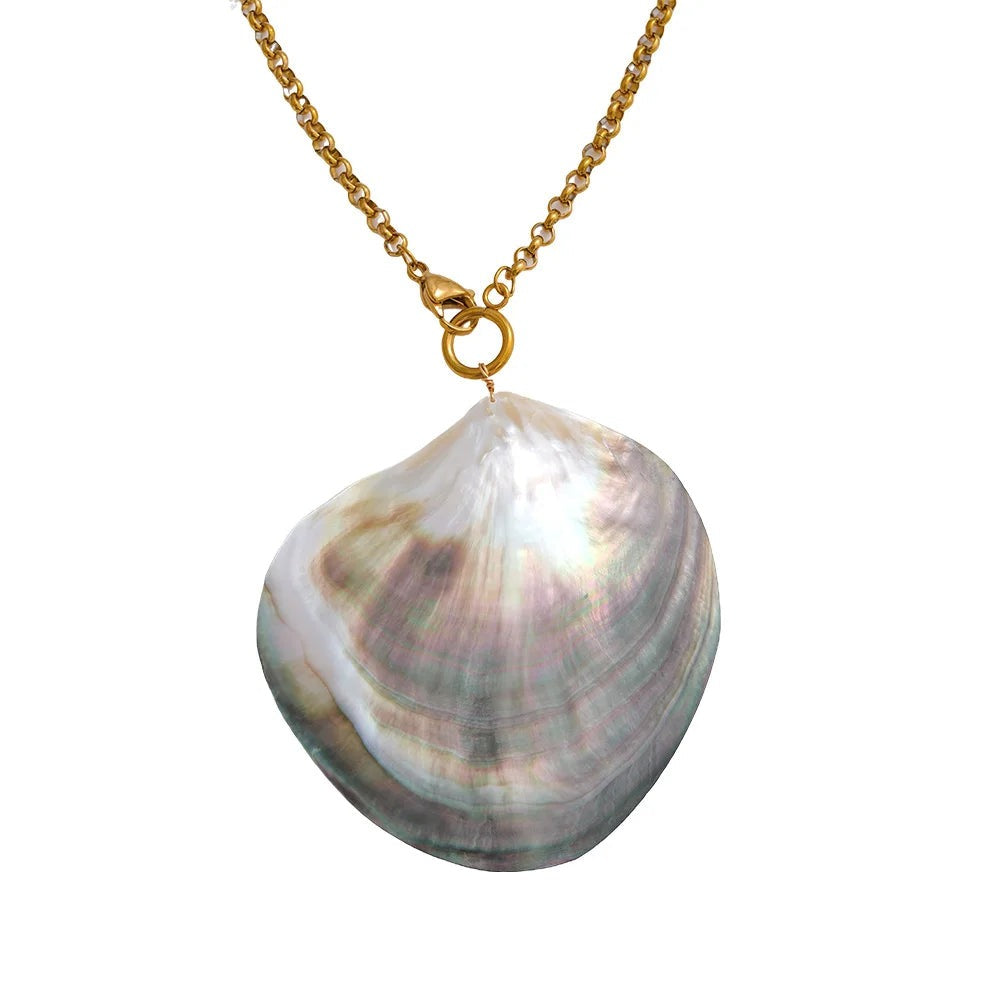 Pearl shell geometric necklace in gold-plated stainless steel with pearl and shell.