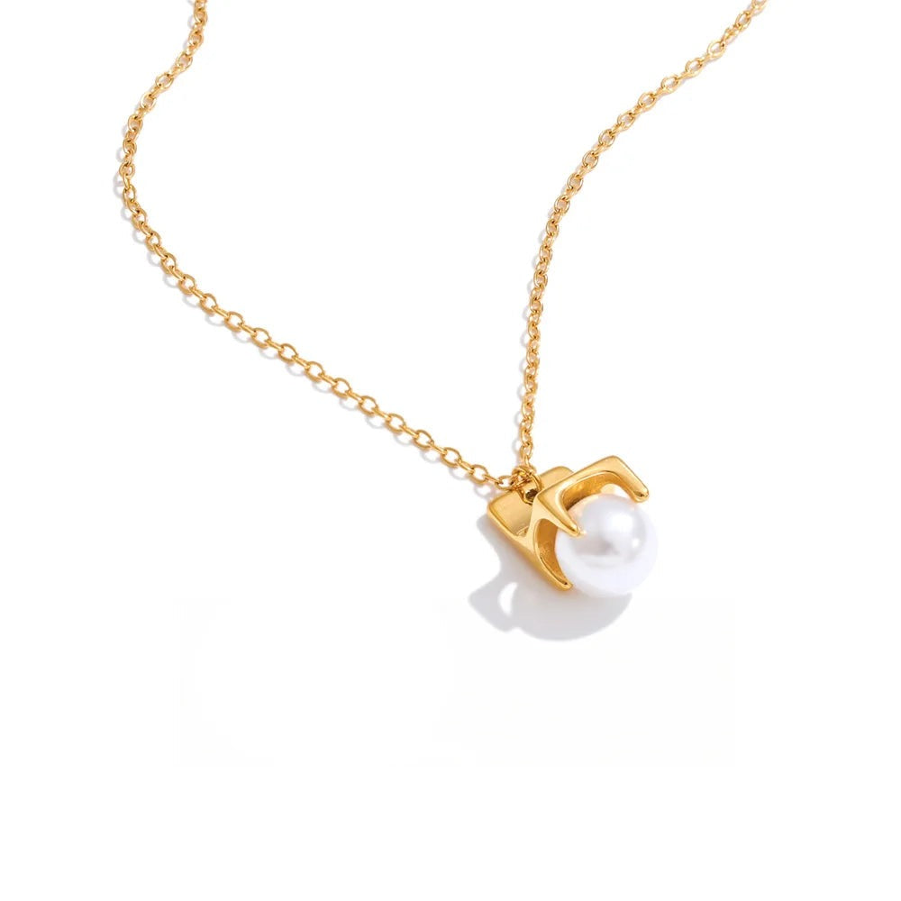 Gold-plated stainless steel necklace with pearl pendant.