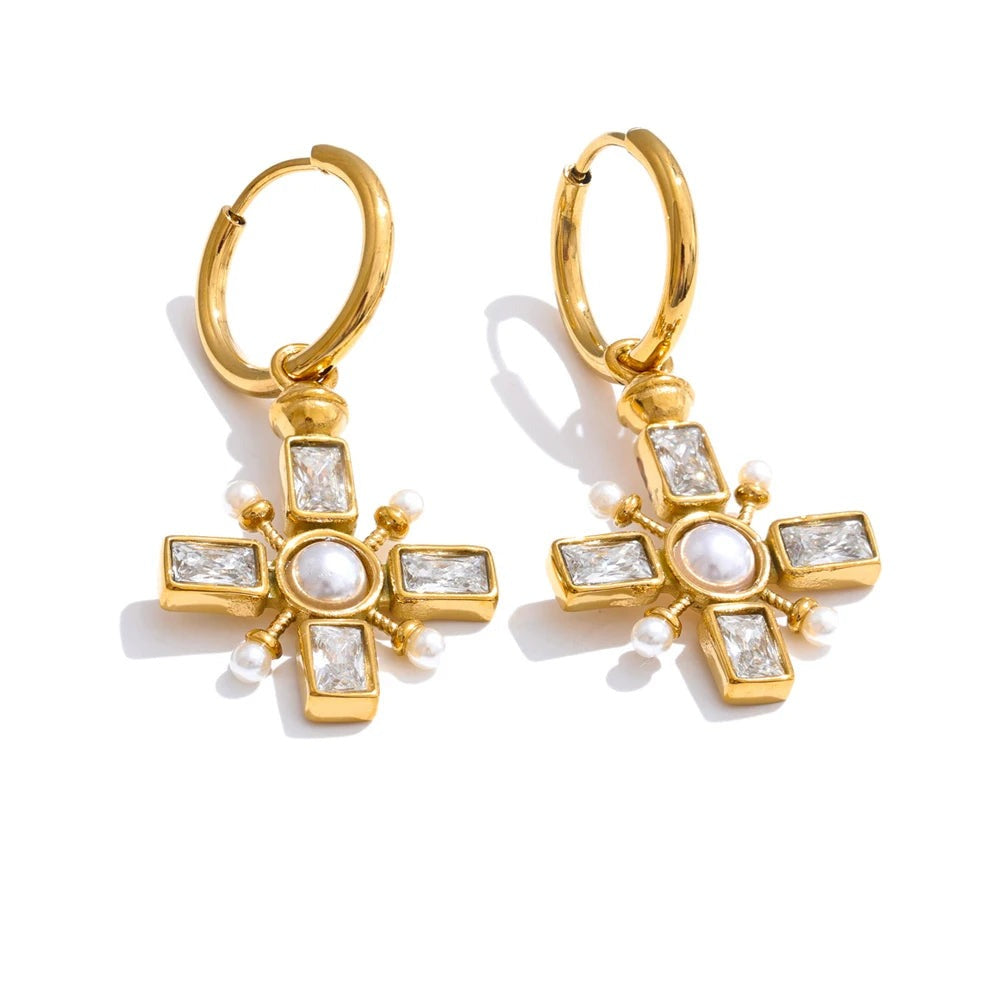 Gold-plated earrings with pearl and cubic zirconia.