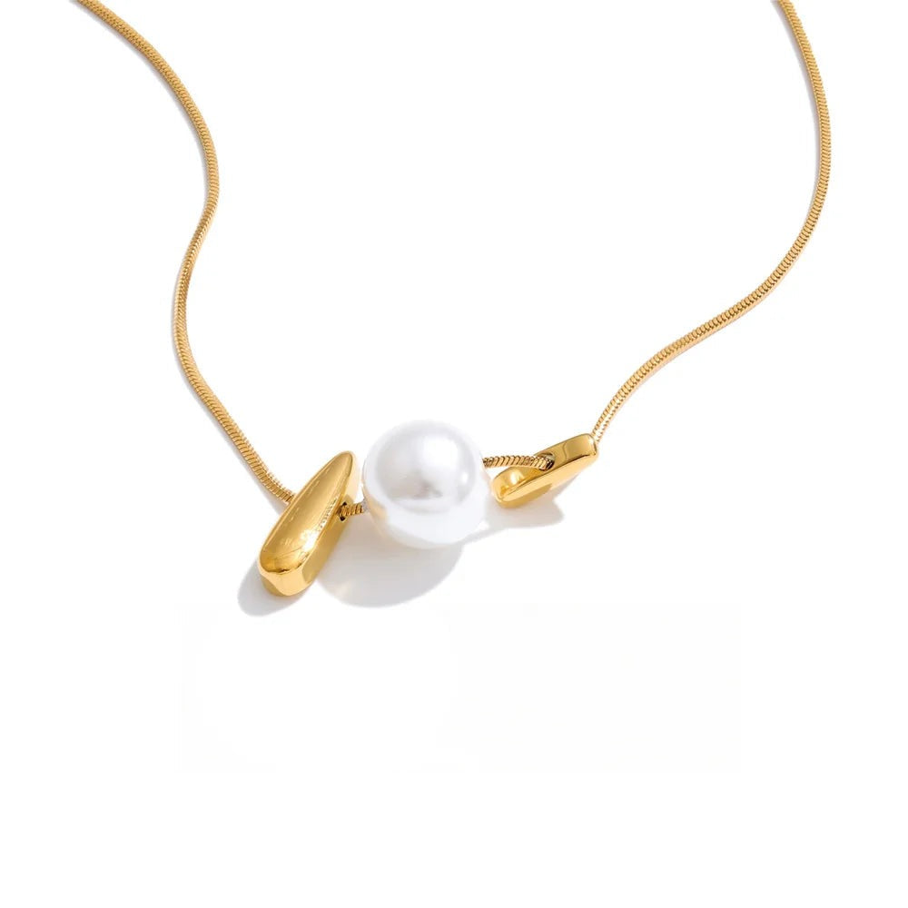Gold-plated stainless steel necklace with pearl pendant.