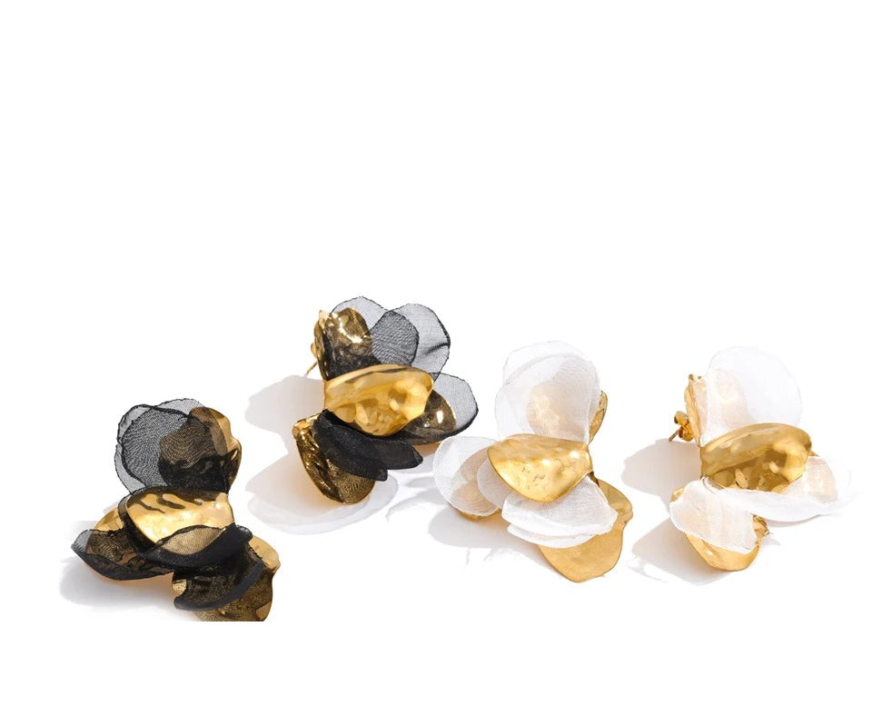 Flower earrings in gold-plated stainless steel.