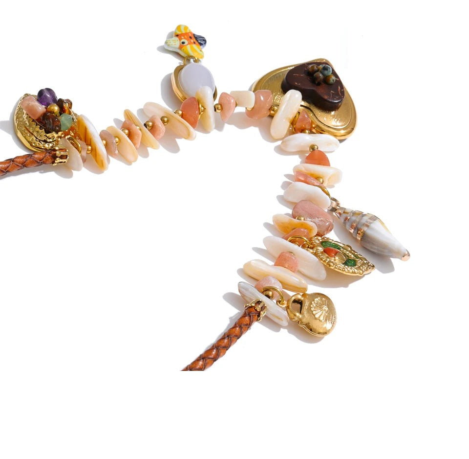 Shell heart flower necklace in gold-plated stainless steel with shell.