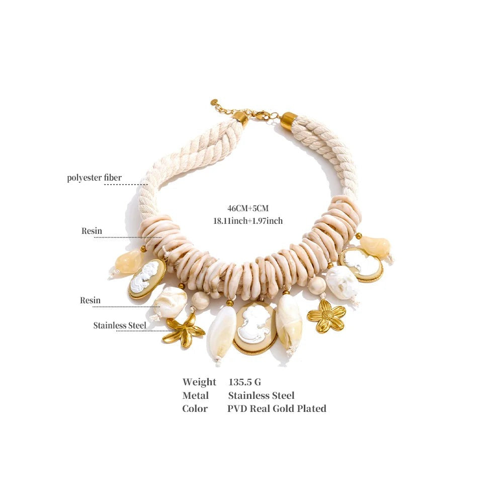 Resin flower geometric necklace in gold-plated stainless steel with resin.