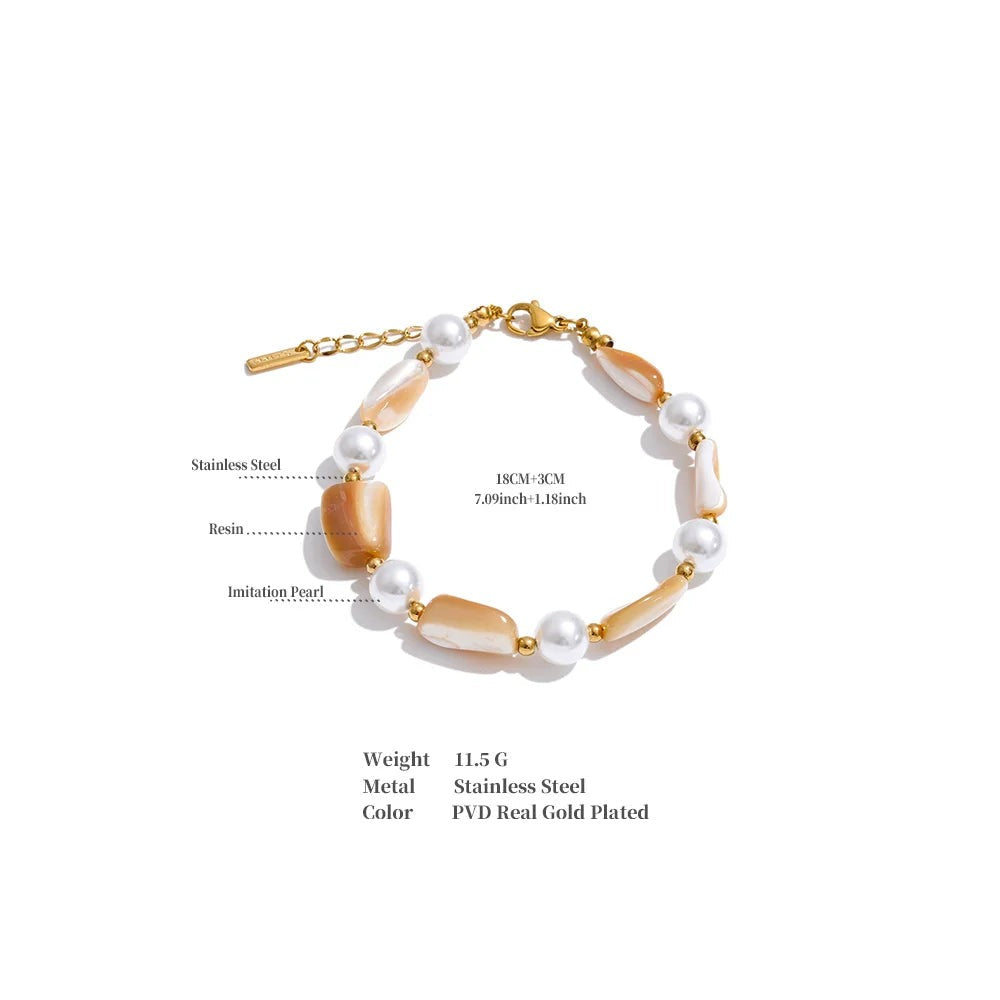 Pearl resin beaded necklace in gold-plated stainless steel with pearl and resin.