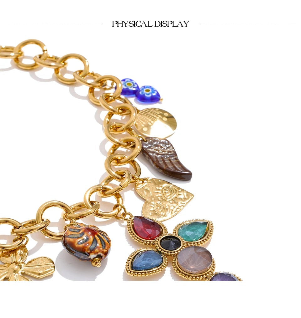 Cubic zirconia heart flower necklace in gold-plated stainless steel with cubic zirconia.