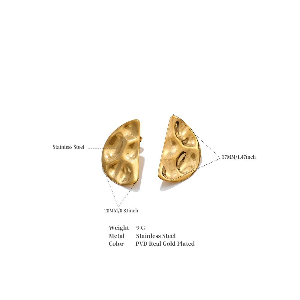 Hammered geometric earrings in gold-plated stainless steel.