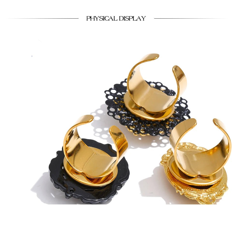 Pearl resin geometric ring in 18K gold-plated stainless steel with pearl and resin.
