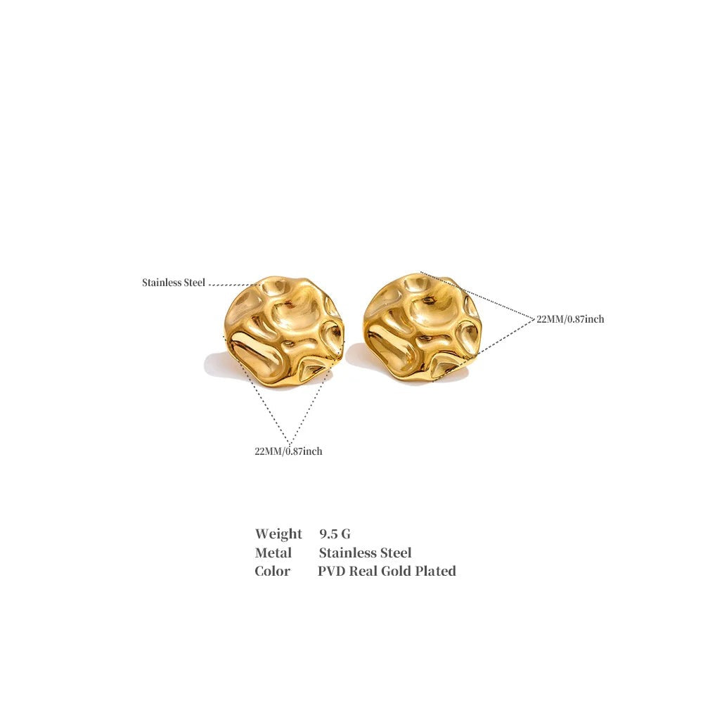 Hammered geometric earrings in gold-plated stainless steel.