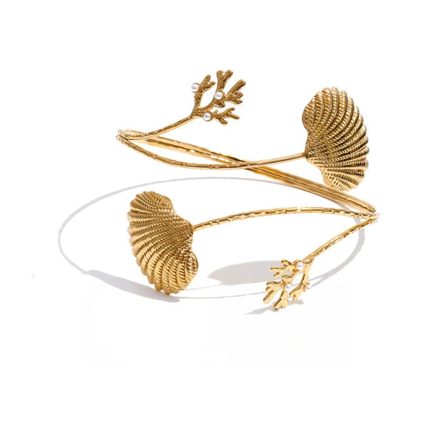 Gold-plated stainless steel bracelet with shells.