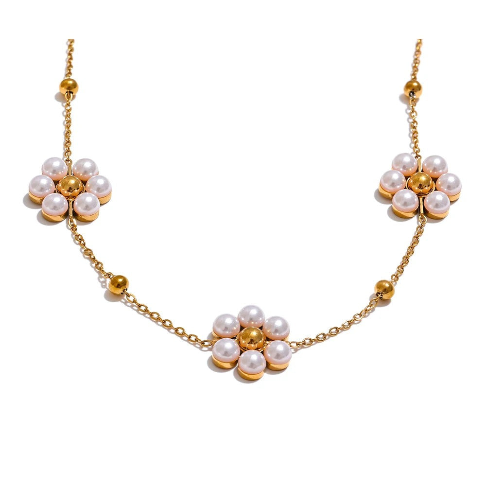 Gold-plated stainless steel necklace with pearls.