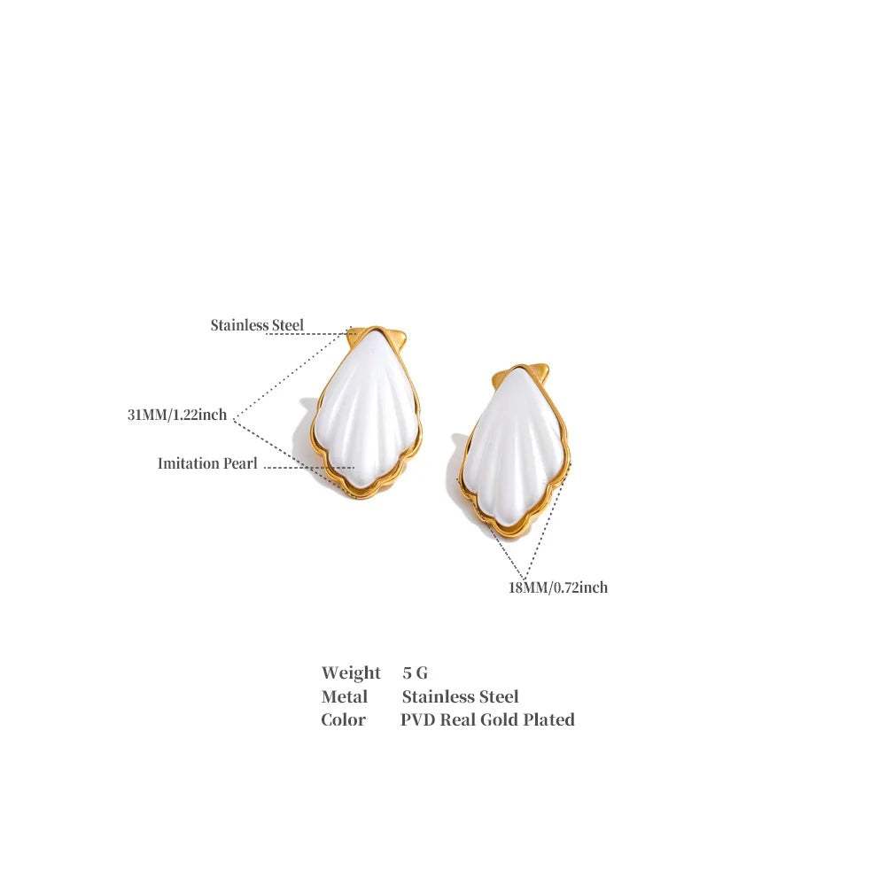 Pearl shell geometric earrings in gold-plated stainless steel with pearl and shell.